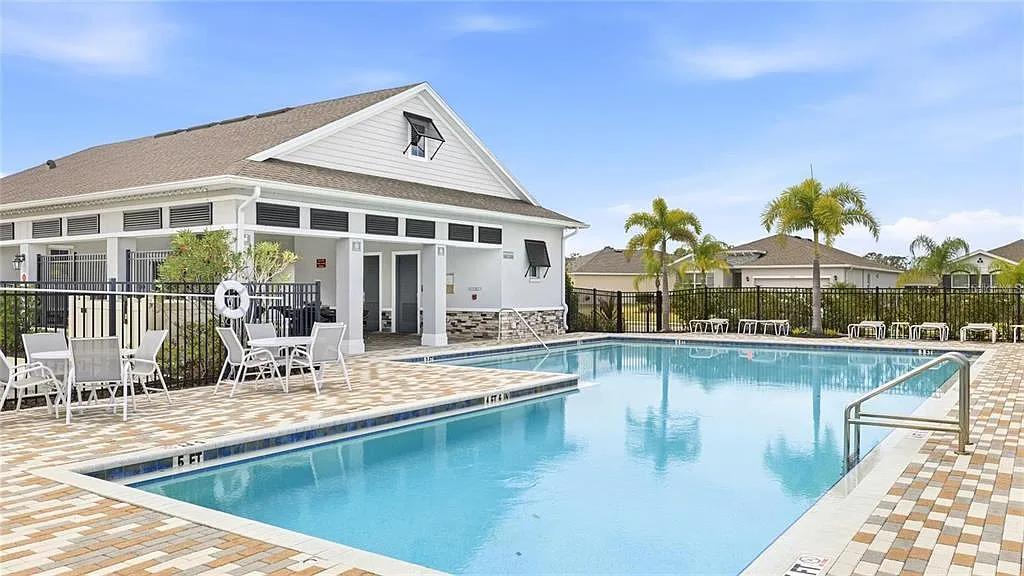 4 bed, 2.0 bath, 2047 sqft, $2,995 — Photo 3