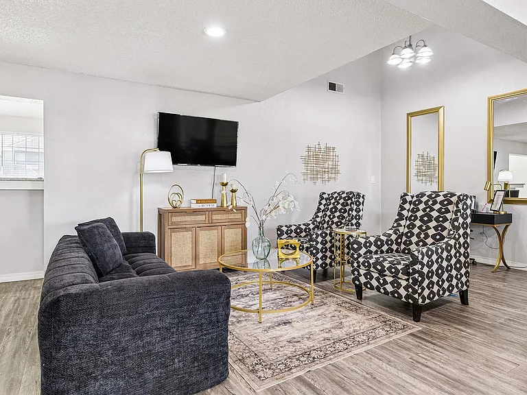 Huntington Hollow Apartments — Photo 3