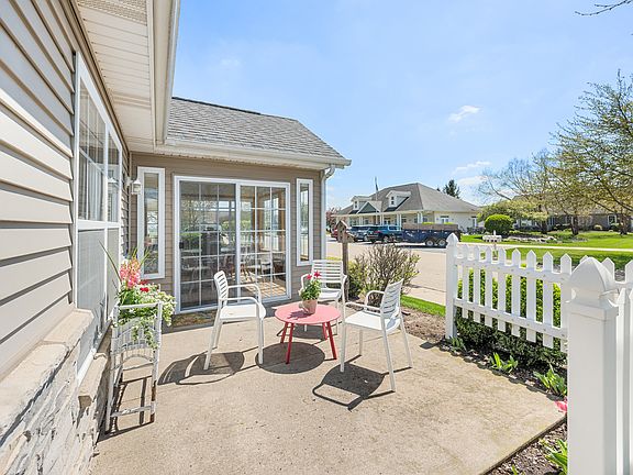 5th image of 2105 Waterbury Ln W #2105