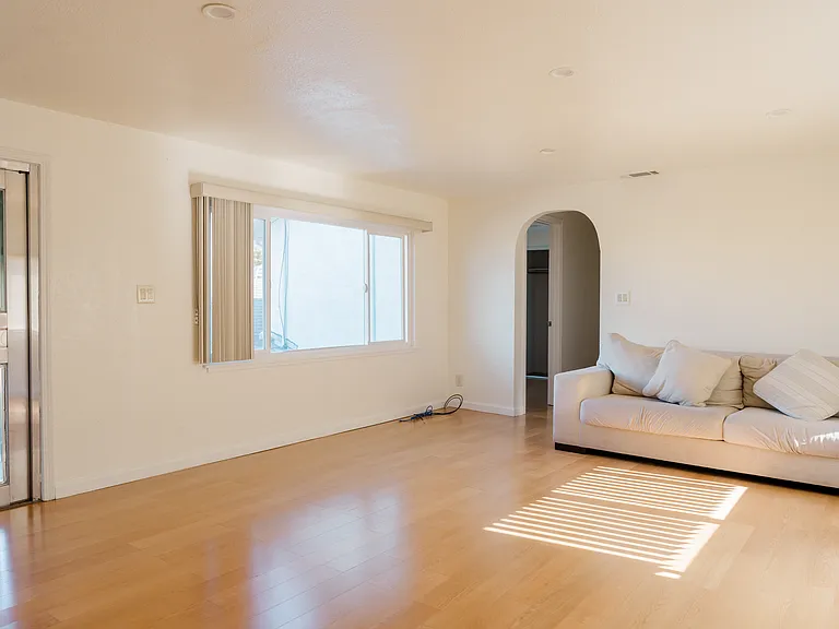2000 Miramar Ave — Photo 12