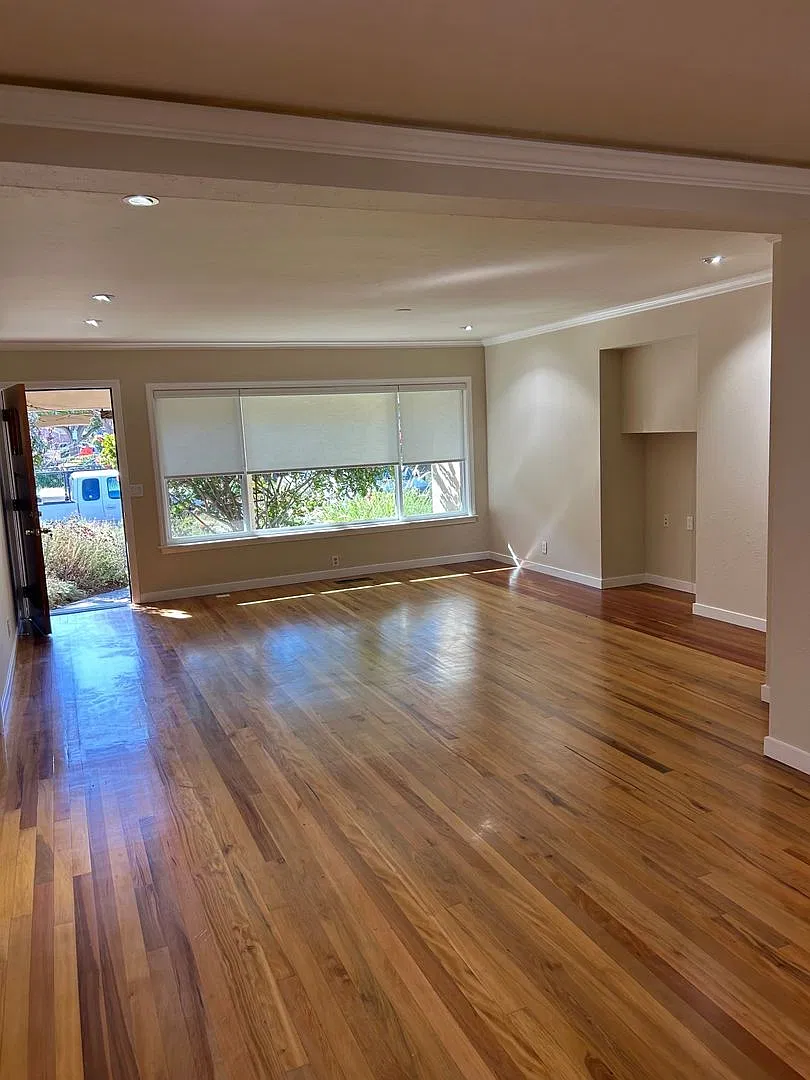 Spacious home located in Friendly Acres — Photo 2