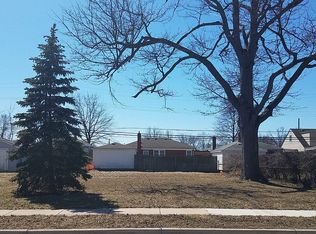 22818 Maxine St, Saint Clair Shores, MI 48080