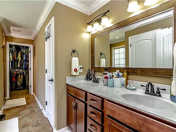 4th image of 715 Sturdivant Dr
