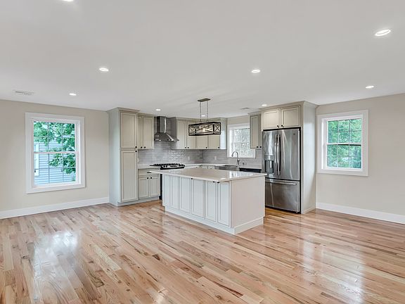 5th image of 25 Sunnybrook Dr E Floor 2