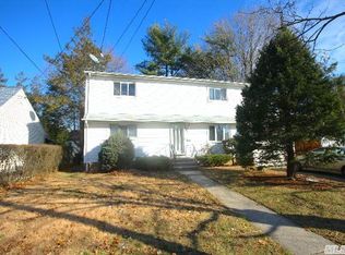 33 Manor Pkwy, Uniondale, NY 11553