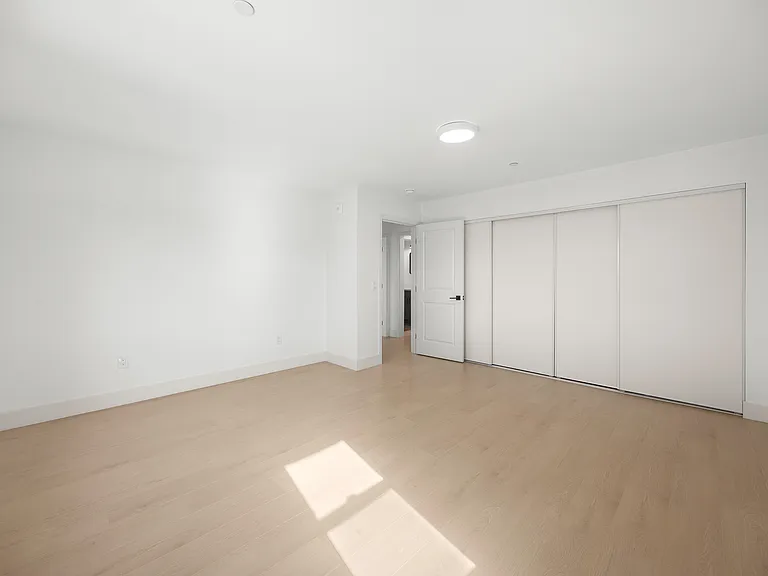 1276 W 38th St #3 — Photo 11