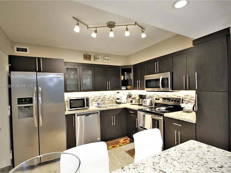 5161 Collins Ave #1610 — Photo 7