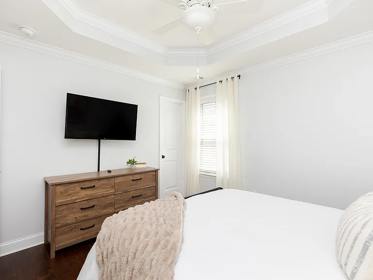 Bedroom 2 w/Queen Bed & TV streaming