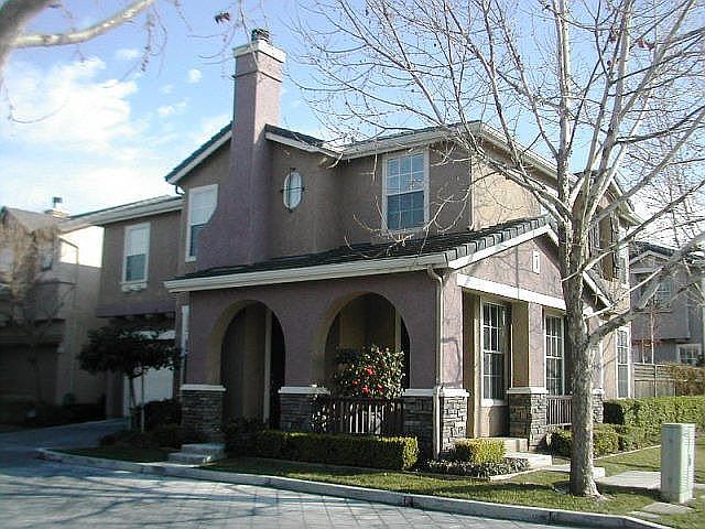 HOUSE DRIVEWAY SIDE