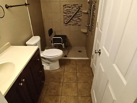 4th image of 134 E Elm St