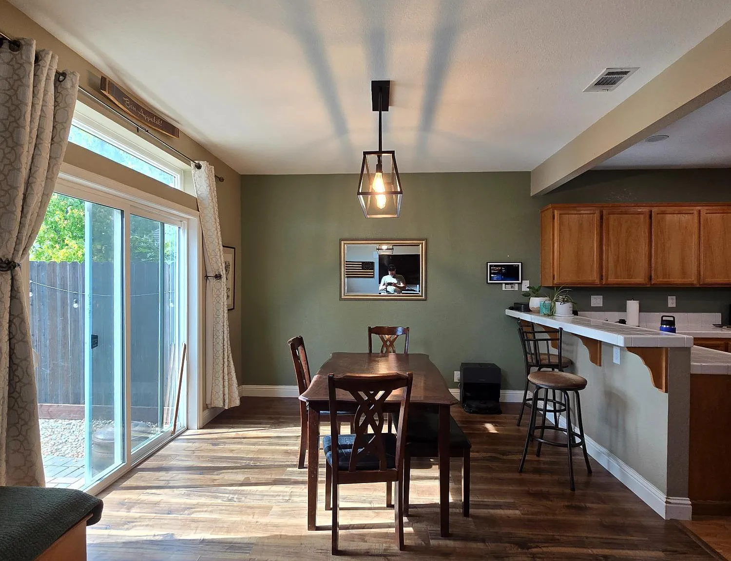 4 bed, 1952 sqft, $3,200 — Photo 3