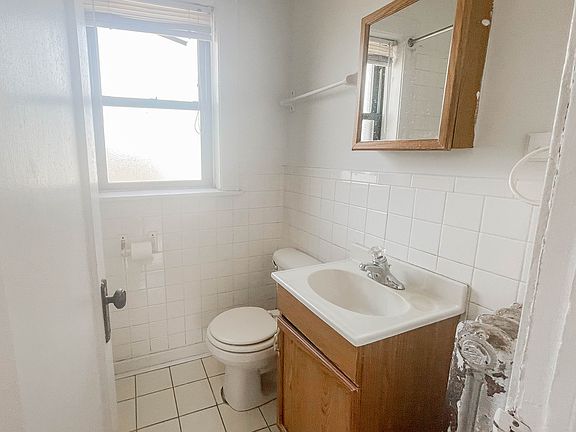 4th image of 5951 1/2 N Paulina St #2E
