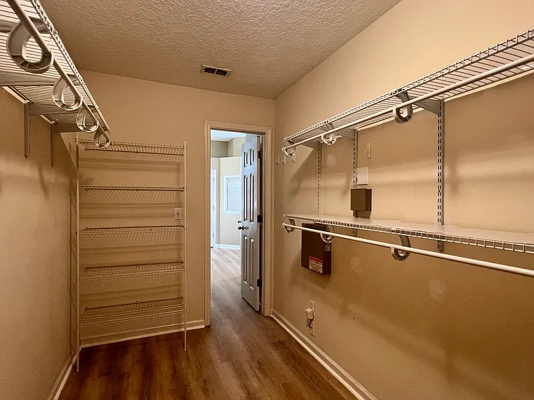 1252 Woodchurch Ln — Photo 25