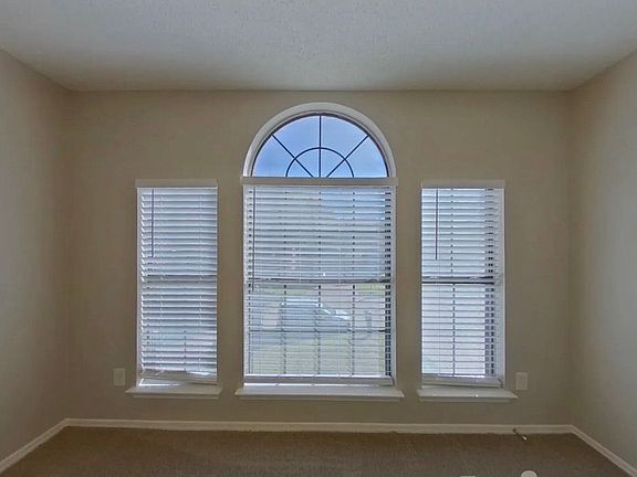 4th image of 915 Wyndham Pl