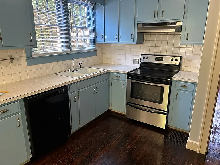 2300 Rosewood Ave — Photo 14