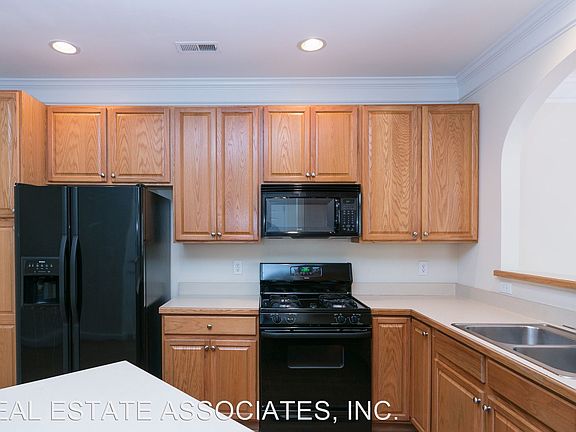 5th image of 832 Saratoga Dr