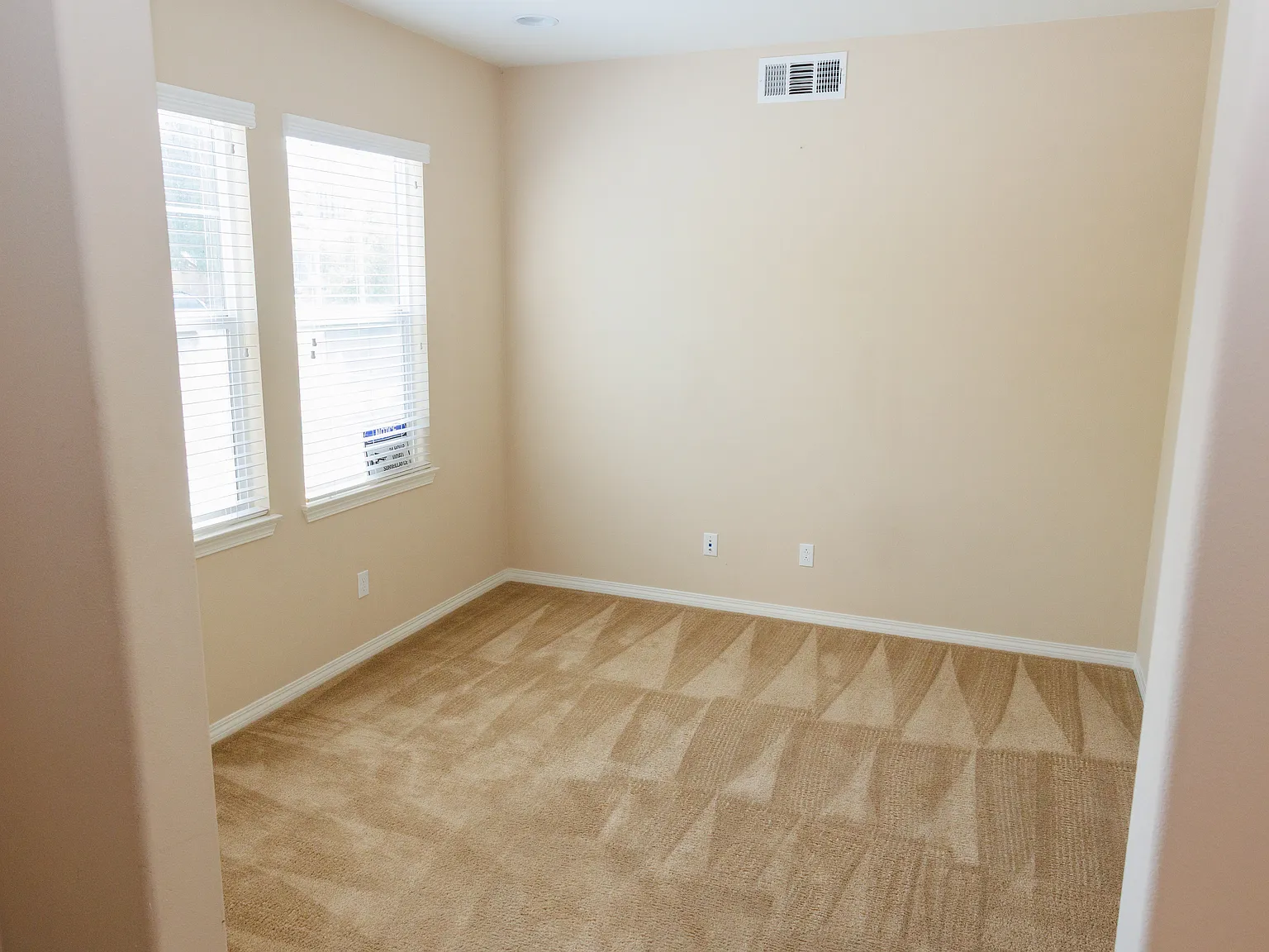 4 bed, 2998 sqft, $3,700 — Photo 4