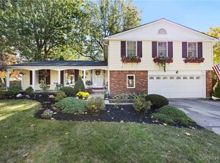 373 Hunters Ln, Williamsville, NY 14221