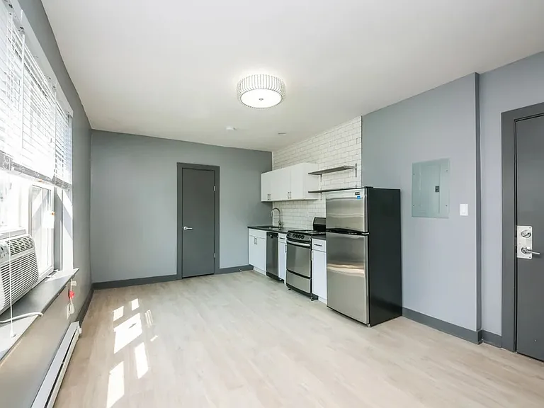944 W Montrose — Photo 9
