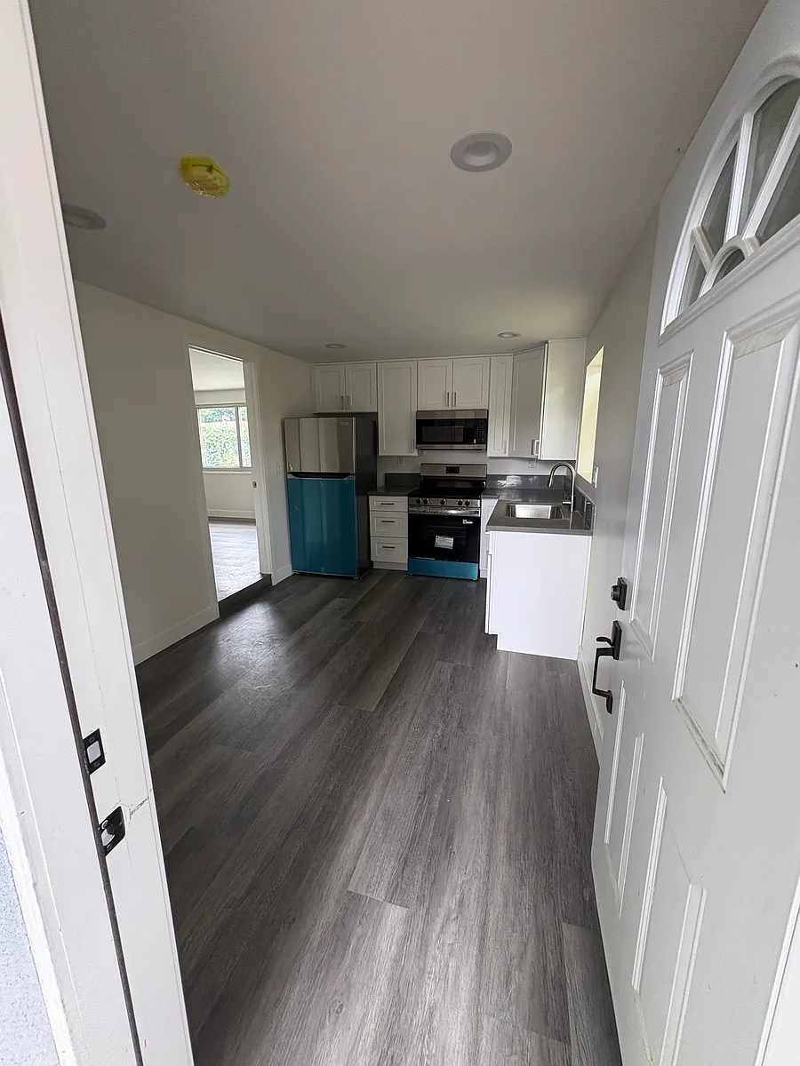 Building Photo - 506 W Hillcrest Blvd #2