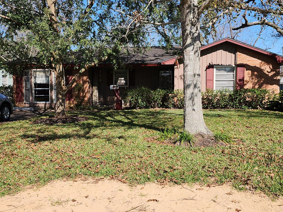 1st image of 124 Forest Oaks Ln