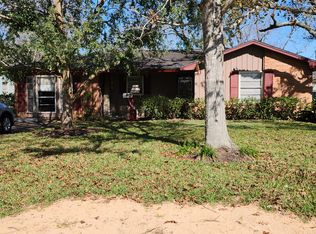 124 Forest Oaks Ln, Lake Jackson, TX 77566