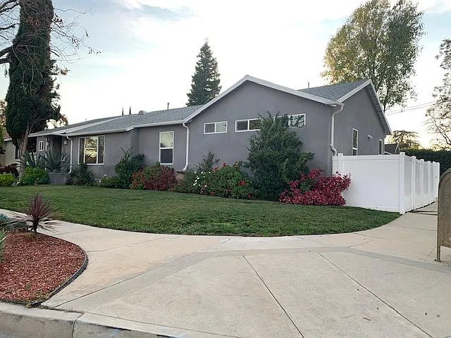3 bed, 2.5 bath, 1612 sqft, $3,990 — Photo 3