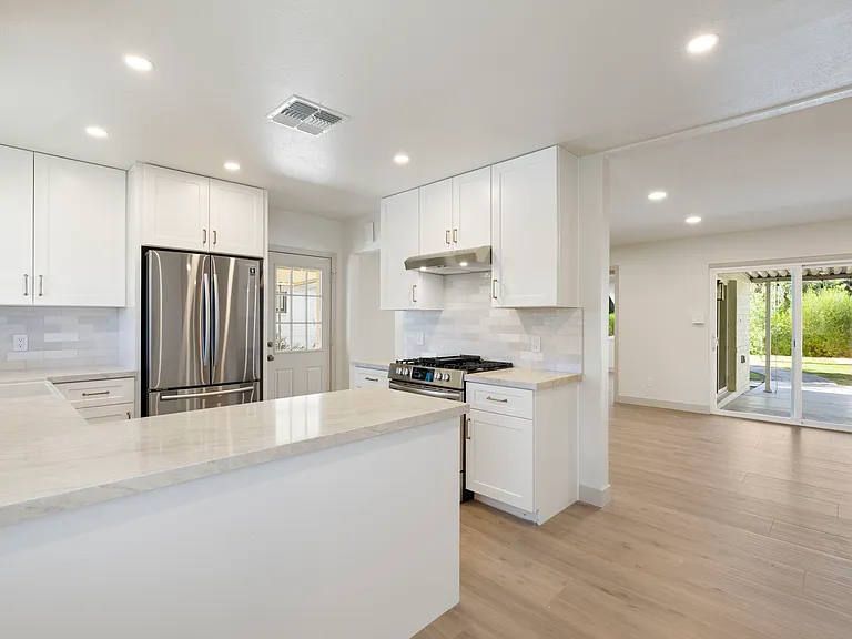 715 W Oregon Ave — Photo 11