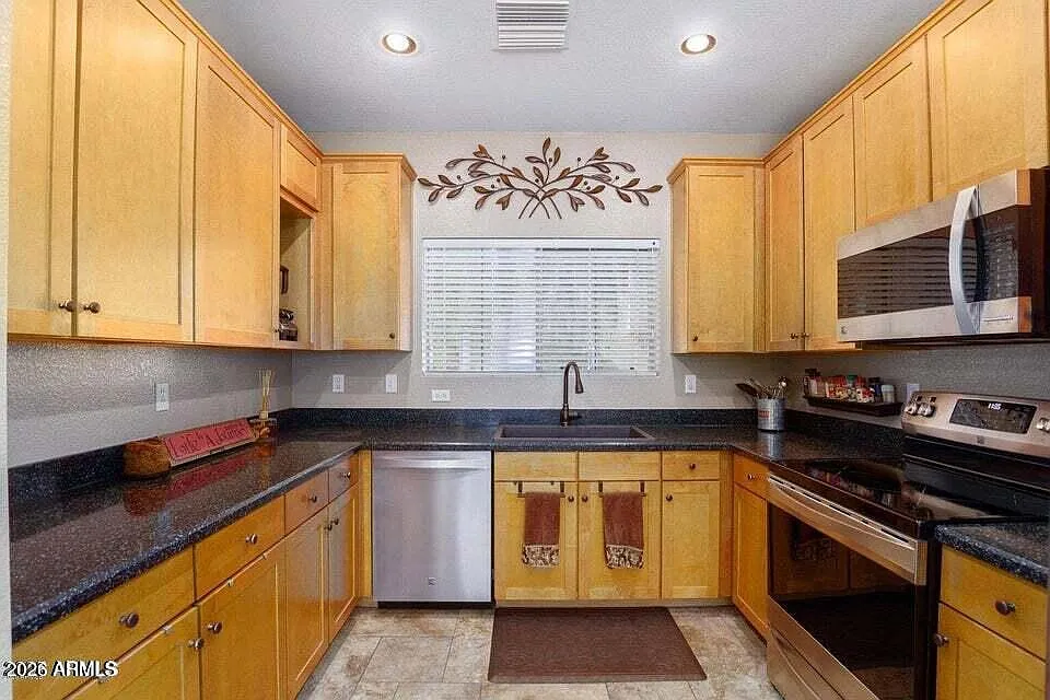 3 bed, 2.5 bath, 1837 sqft, $2,100 — Photo 2