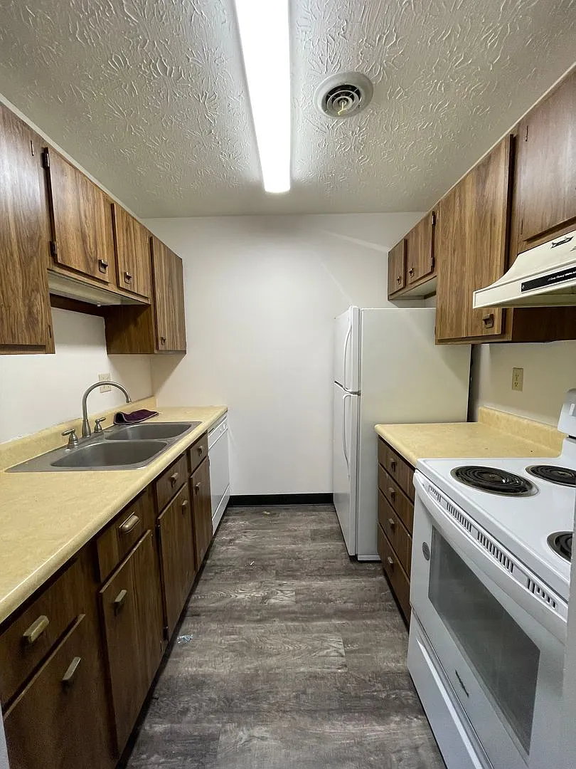 Lynn-Gail Apartments — Photo 3