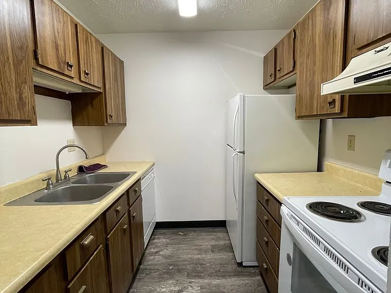 Lynn-Gail Apartments — Photo 3