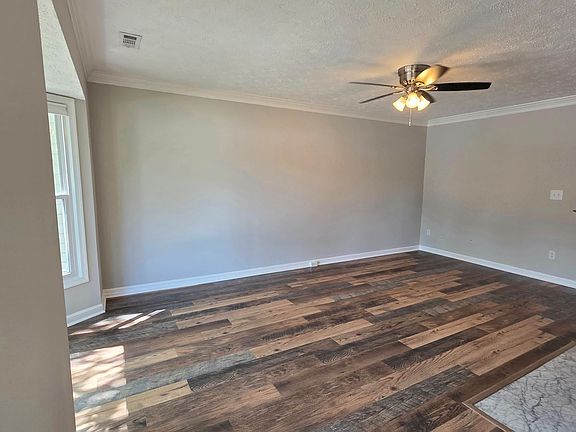 4th image of 304 Arabian Cir
