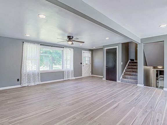 3rd image of 216 Columbus Dr S