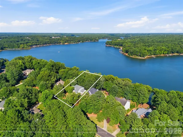 221 Whiterock Dr, Mount Holly, NC 28120