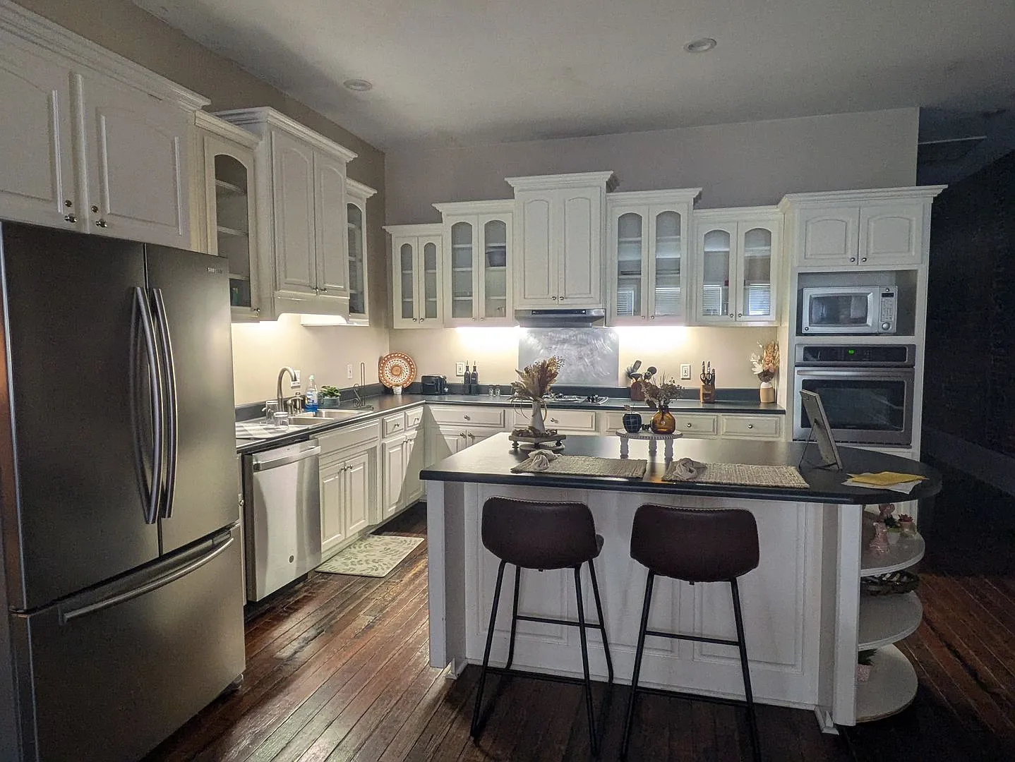 Cute Upstairs Down Town Apartment! — Photo 4