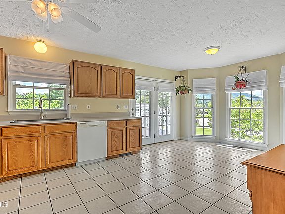 5th image of 311 Hawkins Ave