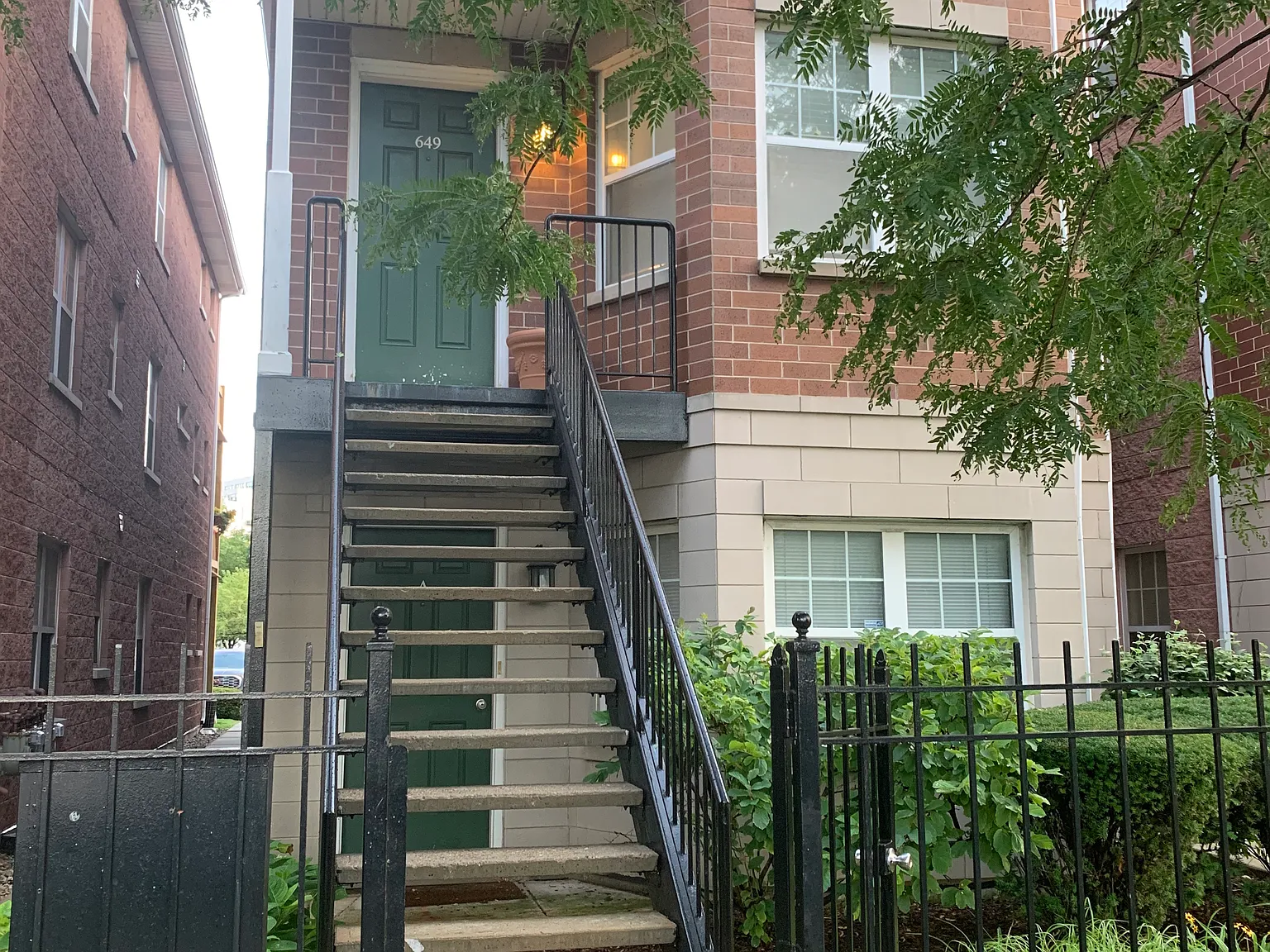649 W Elm St — Photo 2