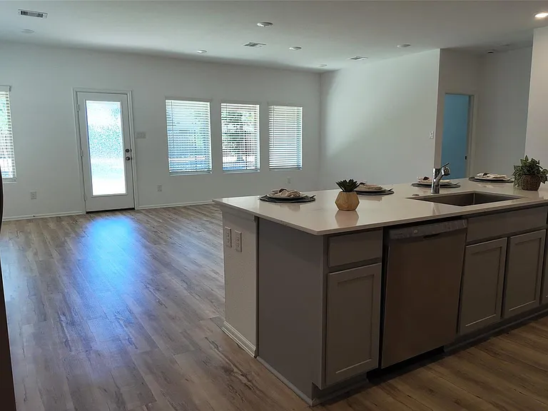 7518 Angels Landing Ln — Photo 8