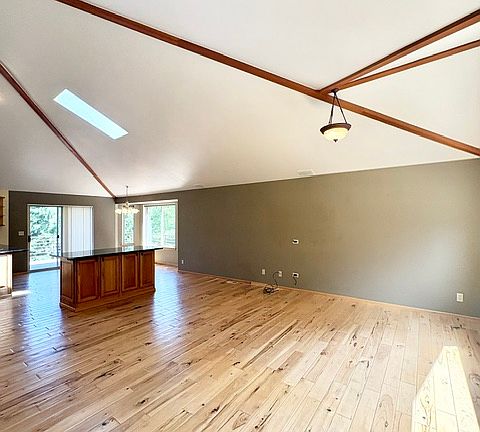 3rd image of 634 NE Dawn Rd