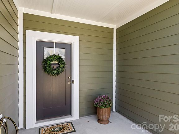 2nd image of 2753 Aubrey St