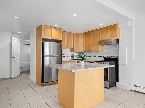 2111 E 14th St SW #104, Calgary, AB T2T 3T2