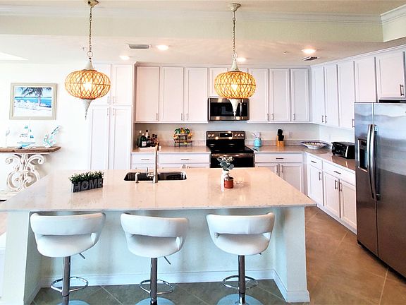 Large island, stainless steel appliances, garbage disposal