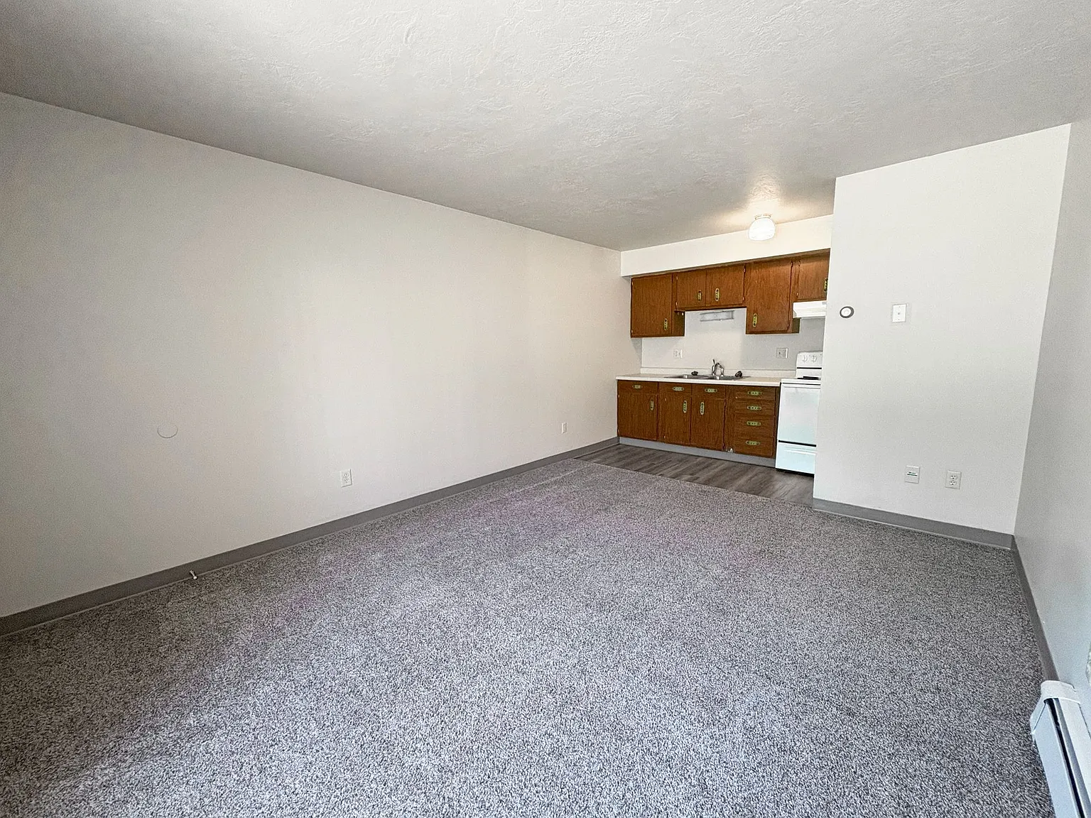 Royal Suites Apartments on Minot's North Hill — Photo 4