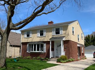 6068 N Lydell Ave, Whitefish Bay, WI 53217