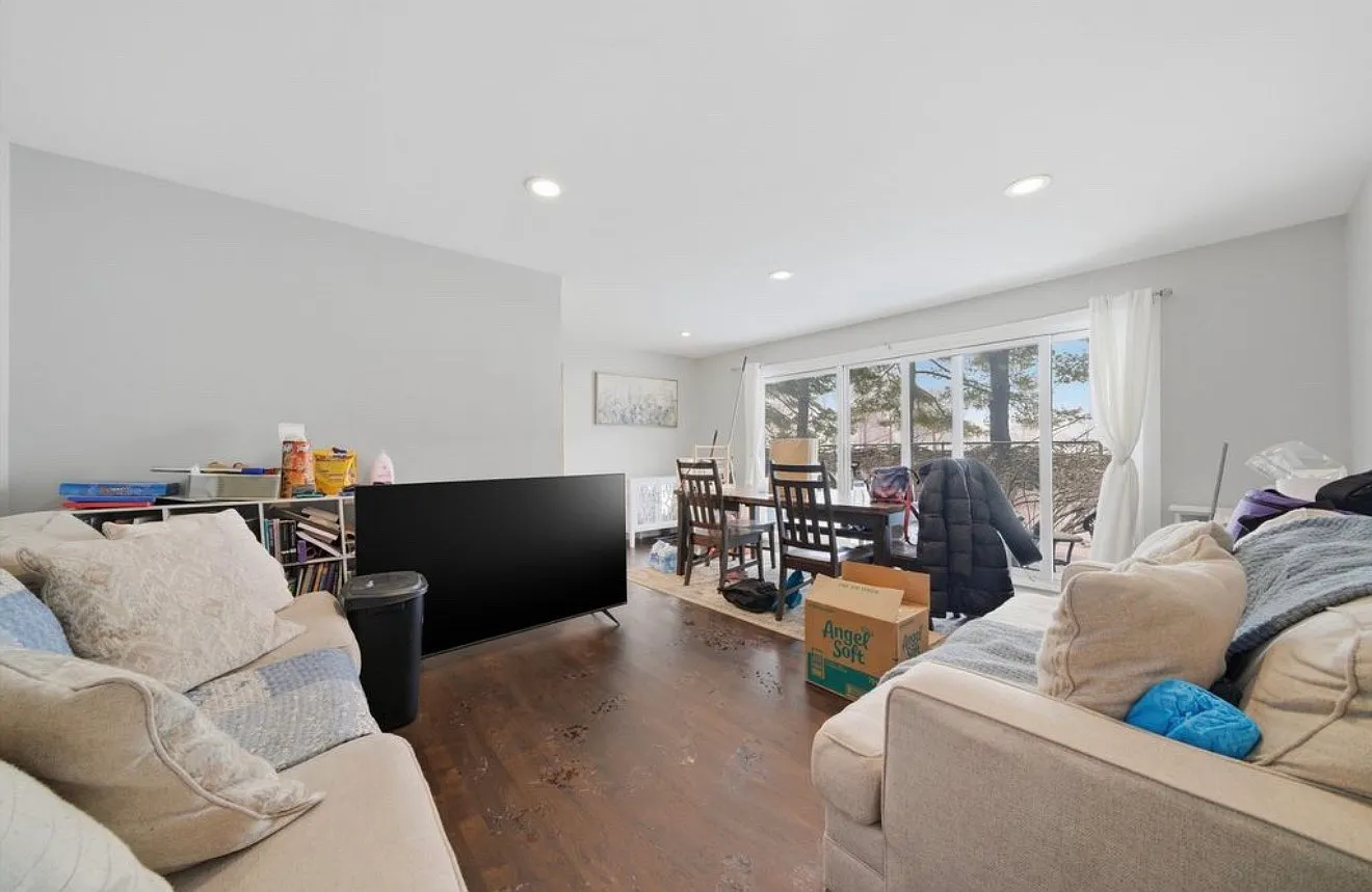 2 bed, 930 sqft, $2,000 — Photo 1