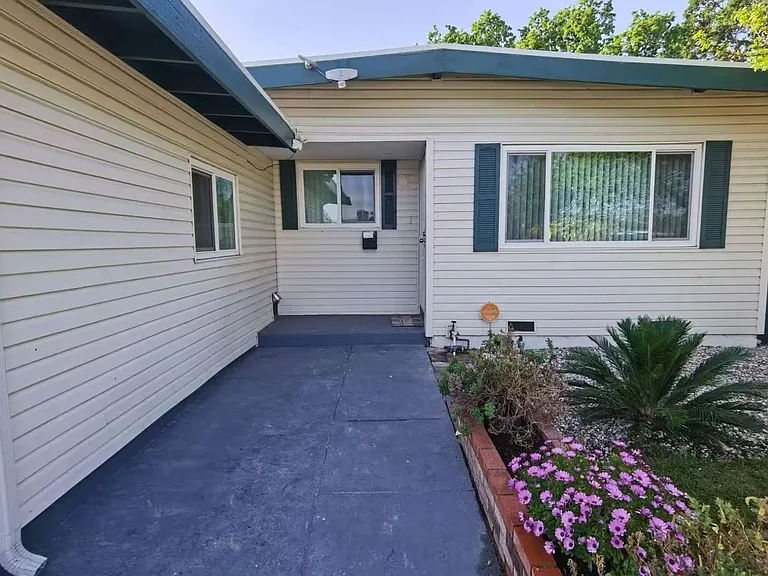 1431 Marshall Rd — Photo 3