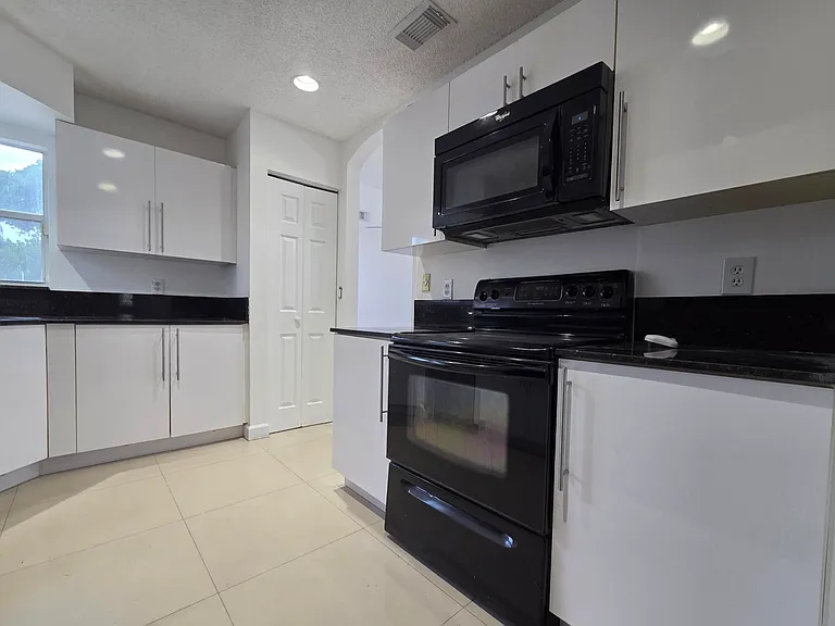 533 NW 47th Ave — Photo 1