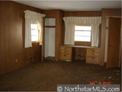 4th image of 664 Sextant Ave W
