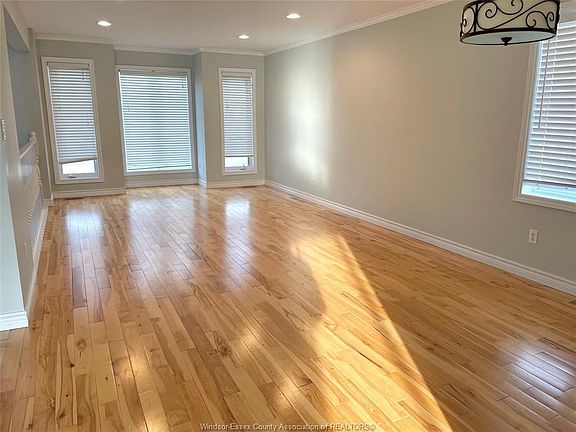2nd image of 1530 Outram Ave