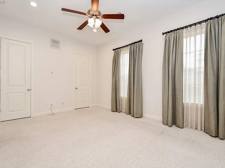 709 Delano St — Photo 24